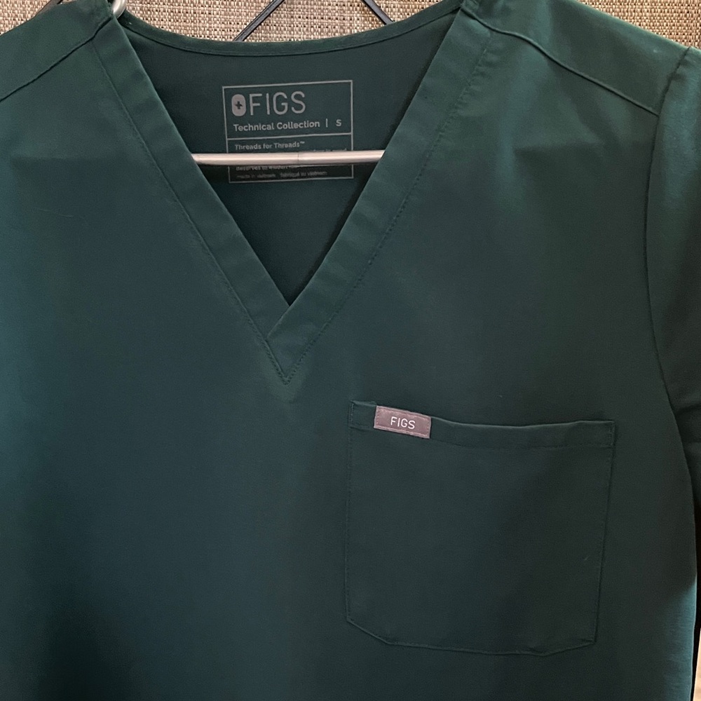 Figs Catarina Hunter Green V-Neck Scrub Top